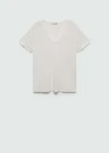 Camiseta blanca de lino, con cuello en V y mangas cortas, de corte recto y ligero.