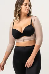 Chaleco color piel con mangas 3/4, para post-operatorio de liposucción de brazos. Confeccionado en tela de faja de alta contención.