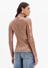 Blusa de manga larga color cobre metalizado, con cuello alto.