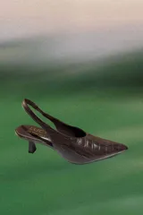 Zapato destalonado de cuero vacuno con textura de reptil, punta fina y tacón bajo tipo kitten heel.