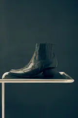 Bota corta estilo texano de cuero con textura de cocodrilo, con taco cuadrado y elásticos laterales.