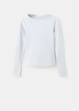 Remera de manga larga y calce ajustado, color blanco, con cuello bote.