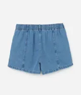 Short de jeans celeste, corte clochard, con cintura elástica, bolsillos tipo cuchillo y recortes verticales.