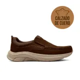 Zapato casual tipo slip-on de cuero gamuzado color marrón, con costuras reforzadas en el empeine y suela de goma color beige.