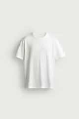 Camiseta regular fit color amarillo, con efecto lavado, cuello redondo y manga corta.