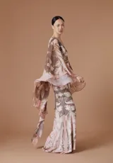 Vestido largo de seda con estampado barroco en tonos rosados y marrones, de corte al cuerpo con escote en V y mangas tipo capa amplias y fluidas.