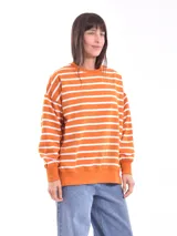 Buzo ocre de corte holgado con cuello redondo y puños acanalados.