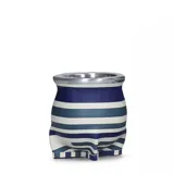 Mate de cerámica con boquilla de metal, estilo torpedo y diseño a rayas horizontales en tonos de azul y blanco.