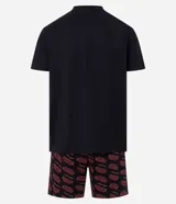 Pijama masculino de algodón compuesto por una remera de manga corta con estampa frontal de Stranger Things y un short con cintura elástica y estampado de la serie.