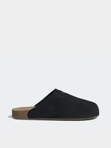 Zuecos Adidas Adimule de color negro, confeccionados con capellada de ante y suela de corcho genuino.