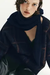 Jersey de punto con diseño de rombos en tonos marrón y gris, escote en pico con detalle de encaje, manga larga y cierre frontal con botones.