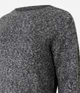 Suéter de punto jaspeado en color gris oscuro, con cuello redondo y mangas largas. Presenta un diseño integrado con una camisa blanca debajo, creando un efecto de capas superpuestas.