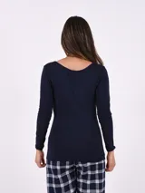 Remera básica de color blanco, con cuello redondo amplio y mangas largas, de diseño entallado.