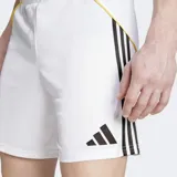 Short de fútbol Adidas Real Madrid, modelo local temporada 25/26, color blanco con tres franjas negras en el lateral y escudo del equipo bordado.
