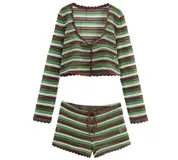 Conjunto de dos piezas tejido a crochet con diseño de rayas horizontales en tonos verde, marrón y blanco. Incluye un saquito de manga larga con cierre frontal de botones y un short con cintura elástica y cordón ajustable. Ambas prendas presentan terminaciones con bordes festoneados.