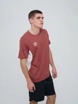 Remera deportiva Umbro modelo Vant, de color negro con paneles laterales grises y cuello redondo, diseñada para hombre.