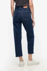 Jeans de tiro alto color azul oscuro, corte recto y largo al tobillo.