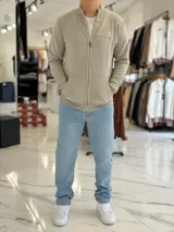 Campera azul marino de felpa con cierre frontal completo, cuello mao, bolsillos tipo canguro y logo bordado en el pecho.