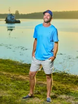 Remera gris de algodón con cuello redondo y manga corta.