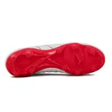 Championes de fútbol Diadora modelo Halo Md M, color blanco con detalles en rojo.