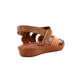 Sandalia casual de mujer con diseño de tiras cruzadas en tonos marrón y mostaza, con pulsera al tobillo y suela plana de goma.