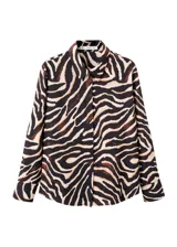 Camisa de poliéster con estampado animal print tipo cebra en tonos negro, marrón y beige, manga larga y cuello camisero clásico.