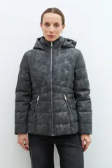 Campera gris oscuro de eco-cuero capitoneada con capucha y cierre frontal.
