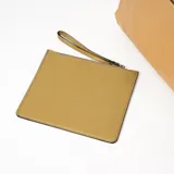 Cartera tipo tote de cuero sintético color marrón, con doble asa corta y correa larga extraíble. Tiene un bolsillo frontal con cierre y herrajes plateados.