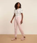 Pantalón de pijama rosa con cintura elástica y lazo decorativo.