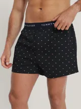 Pack de tres bóxers de algodón con cintura elástica con logo Tommy Hilfiger. Incluye un bóxer a cuadros azules y blancos, un bóxer negro con lunares blancos y un bóxer a cuadros verdes y azules.