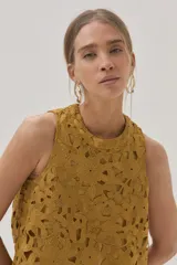 Top halter color mostaza de guipur con forro de algodón.