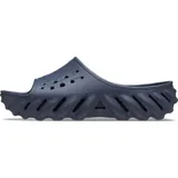 Chancla Crocs Echo Slide, completamente moldeada en color negro, con diseño esculpido y audaz, orificios de ventilación en la parte superior y suela con relieve ondulado.