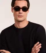 Remera de manga larga con cuello redondo y textura acanalada, confeccionada en una mezcla de poliéster y algodón.