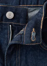 Jeans estilo balloon de tiro alto y cinco bolsillos, confeccionados en tejido de algodón vaquero en color azul oscuro.