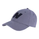 Gorro de béisbol gris con el logo de New Balance en negro bordado en el frente.