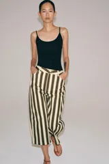 Jeans Zara Woman Collection de tiro alto y corte tapered, con diseño de rayas verticales a contraste en color marrón y beige. Presenta cinco bolsillos, trabillas para cinto y cierre frontal con cremallera y botón.