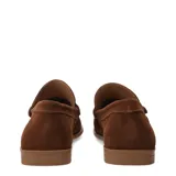 Mocasines Bottero para mujer, confeccionados en gamuza de color marrón, con costuras visibles a contratono y detalle de estribo con aplique metálico en el empeine.
