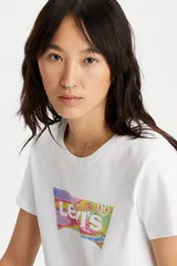 Remera blanca de algodón con logo de Levi's estampado en el frente con diseño de playa en colores pastel.