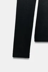 Camiseta de manga larga en tejido rib color bordó, con corte entallado slim fit y escote cuadrado estructurado.