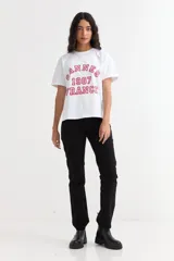 Remera de manga corta color beige, con estampa frontal en tono azul con la leyenda "New York 1990", de corte holgado y diseño casual.