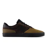 Championes New Balance Numeric 272 de estilo skate, confeccionados en una combinación de gamuza y materiales sintéticos en tonos marrón y oliva. Presentan suela de goma negra, cierre de cordones y el logo N característico en el lateral.