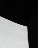 Remera de diseño superpuesto con cuerpo de algodón negro y mangas largas tejidas en color blanco. Presenta un corte boxy relajado y logo de la marca estampado en el pecho.