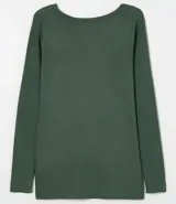 Suéter de punto color rosado, con cuello barco, mangas largas y puños con botones decorativos. El dobladillo también es acanalado.