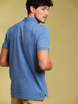 Remera polo salmón de corte regular, confeccionada en algodón. Presenta cuello clásico con botones y logo bordado en el pecho.