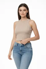 Musculosa de algodón con elastano, de corte ajustado al cuerpo, cuello redondo y diseño sin mangas.