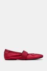 Zapato tipo bailarina de estilo deportivo en color rojo, con tira ancha elástica y fruncidos en el empeine, talonera en contraste y suela plana engomada con punta redonda.
