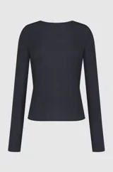 Top negro Patbo de manga larga y escote en V, con fruncidos en la cintura y dos apliques metálicos decorativos dorados en la parte frontal.