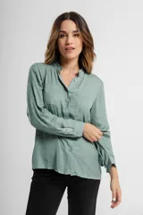 Camisa verde con cuello mao, de manga larga con puños abotonados y cierre frontal con botones.