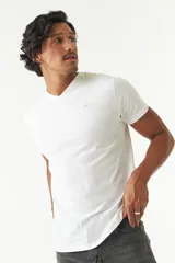 Remera blanca de algodón con cuello en V y logo bordado en el pecho.