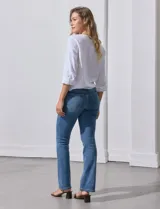 Blusa blanca de algodón marca Dash, con escote en V, abertura con botones, mangas 3/4 regulables con presilla y ruedo anudado.